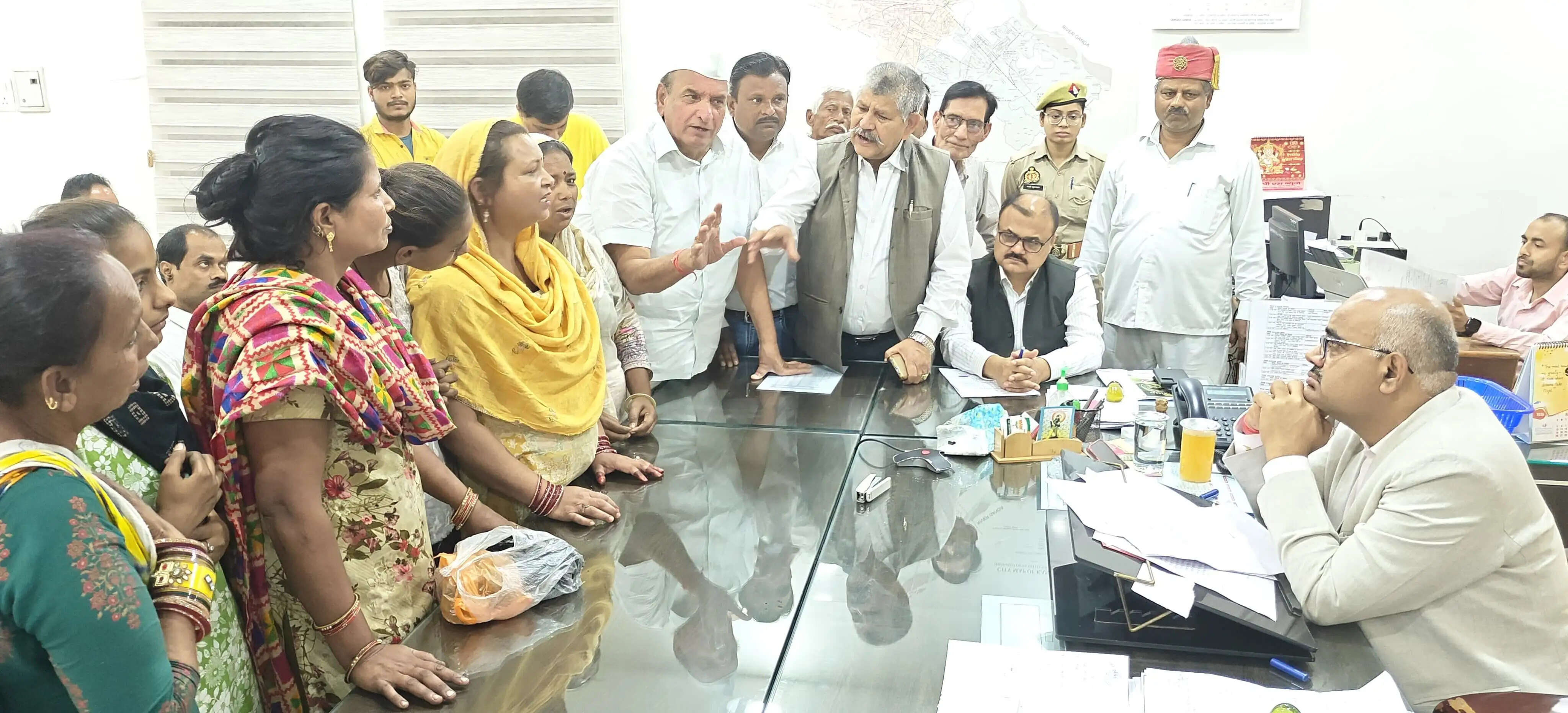 फूलबाग फलमंडी में आग से तबाही, कांग्रेस ने प्रशासन से आर्थिक मदद की मांग उठाई