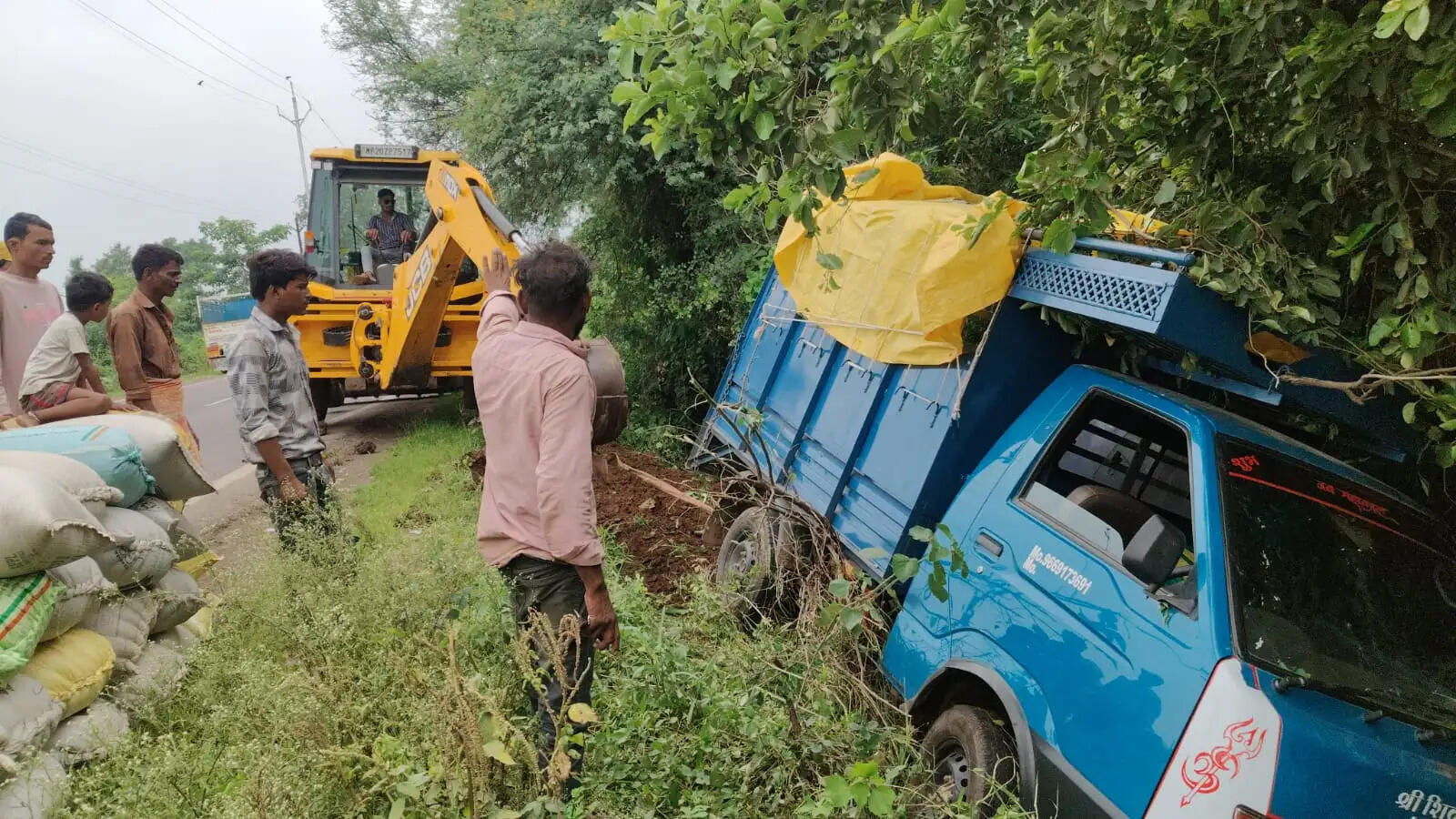 जबलपुर: मूंग से लदा ऑटो नाली में घुसा, चार किसान सुरक्षित