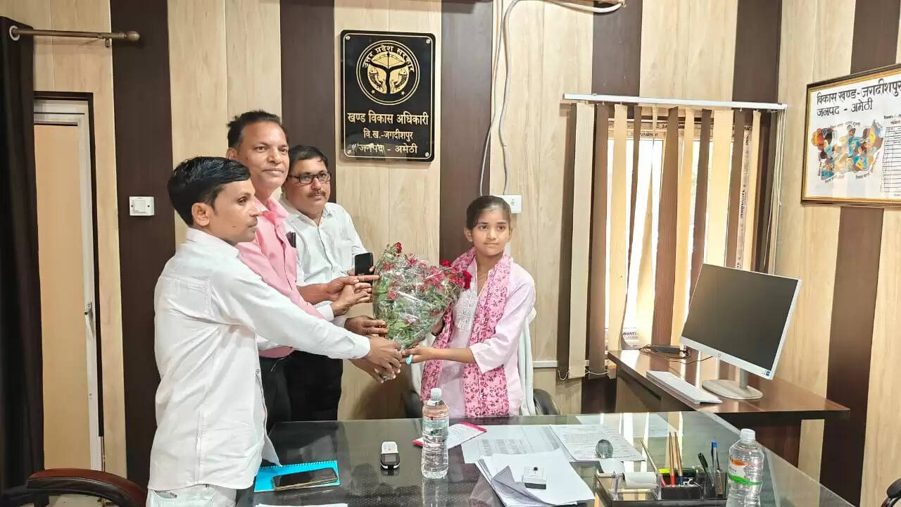 छात्रा बनी एक दिन की खंड विकास अधिकारी