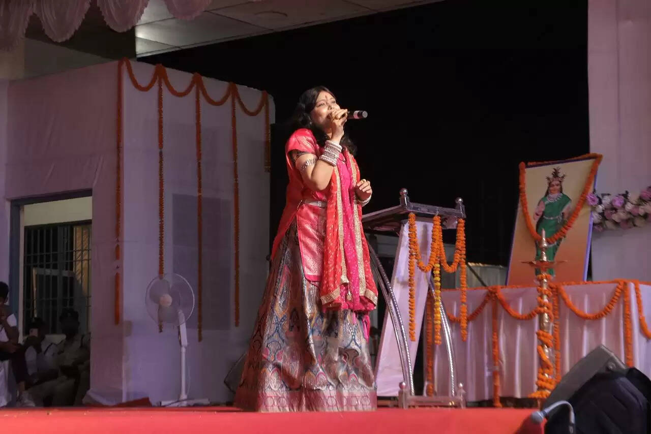 कोरबा : राज्योत्सव में छत्तीसगढ़ी लोक संस्कृति की झलक, अलका चंद्राकर की प्रस्तुति ने बांधा समां