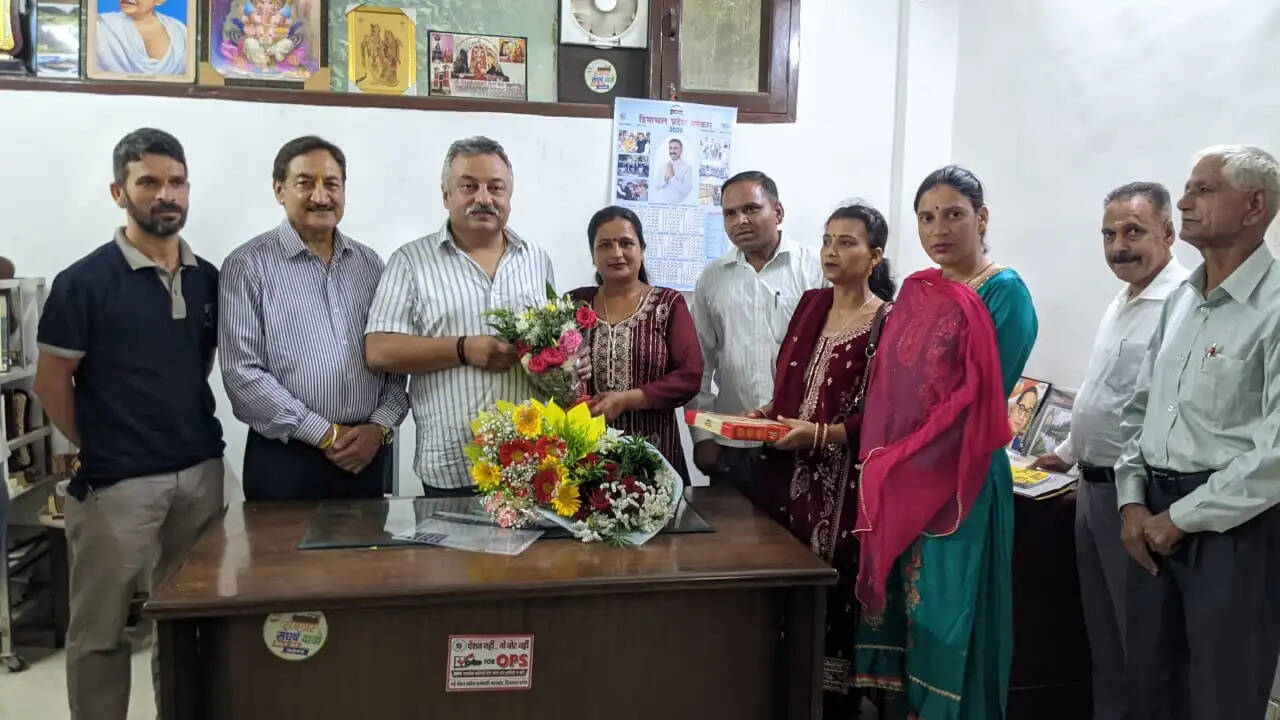 शिक्षा मंत्री रोहित ठाकुर ने सुनीं विभिन्न क्षेत्रों के लोगो की जनसमस्याएं