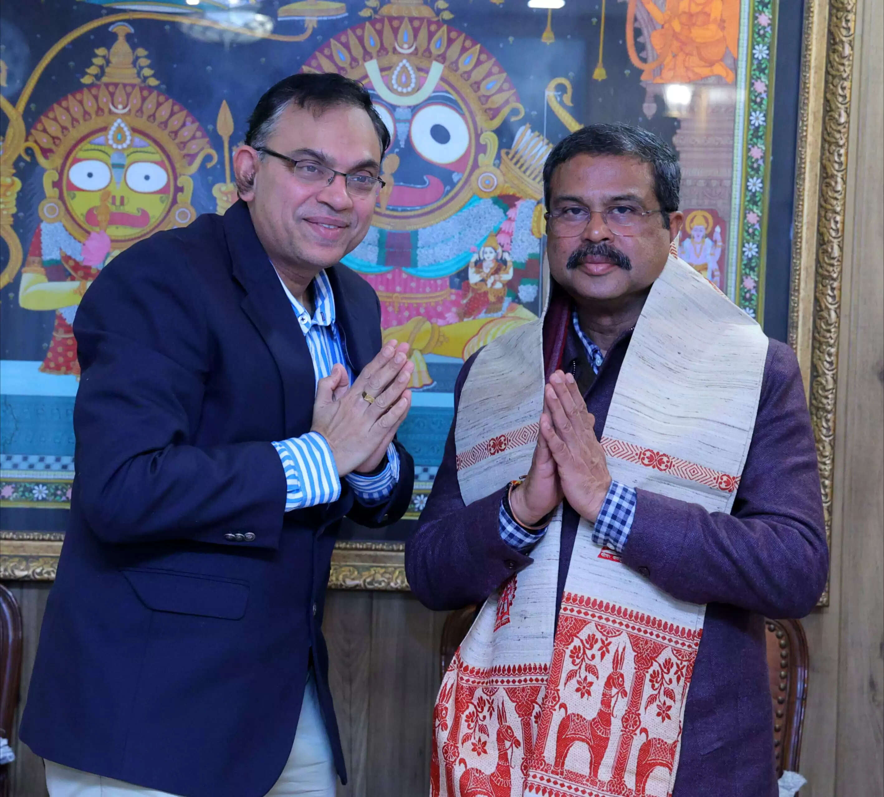 केंद्रीय शिक्षा मंत्री धर्मेंद्र प्रधान से मिले सुमन चक्रवर्ती, सौंपी आईआईटी खड़गपुर की प्रगति रिपोर्ट