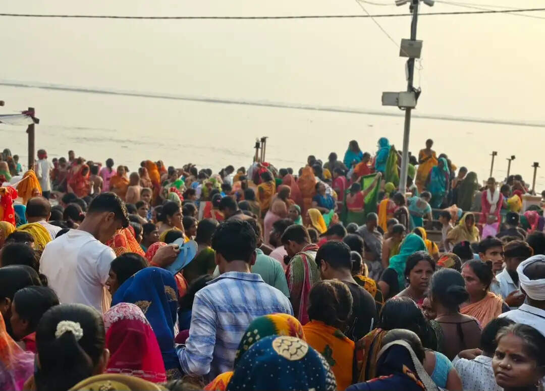 सारण में जीवित्पुत्रिका व्रत पर नदी घाटों पर उमड़ी महिलाओं की भीड़, पुत्रों की दीर्घायु के लिए किया पूजन