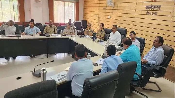 इंदौरः जिला सड़क सुरक्षा समिति की बैठक में यातायात सुधार के संबंध में लिए गए अनेक महत्वपूर्ण निर्णय