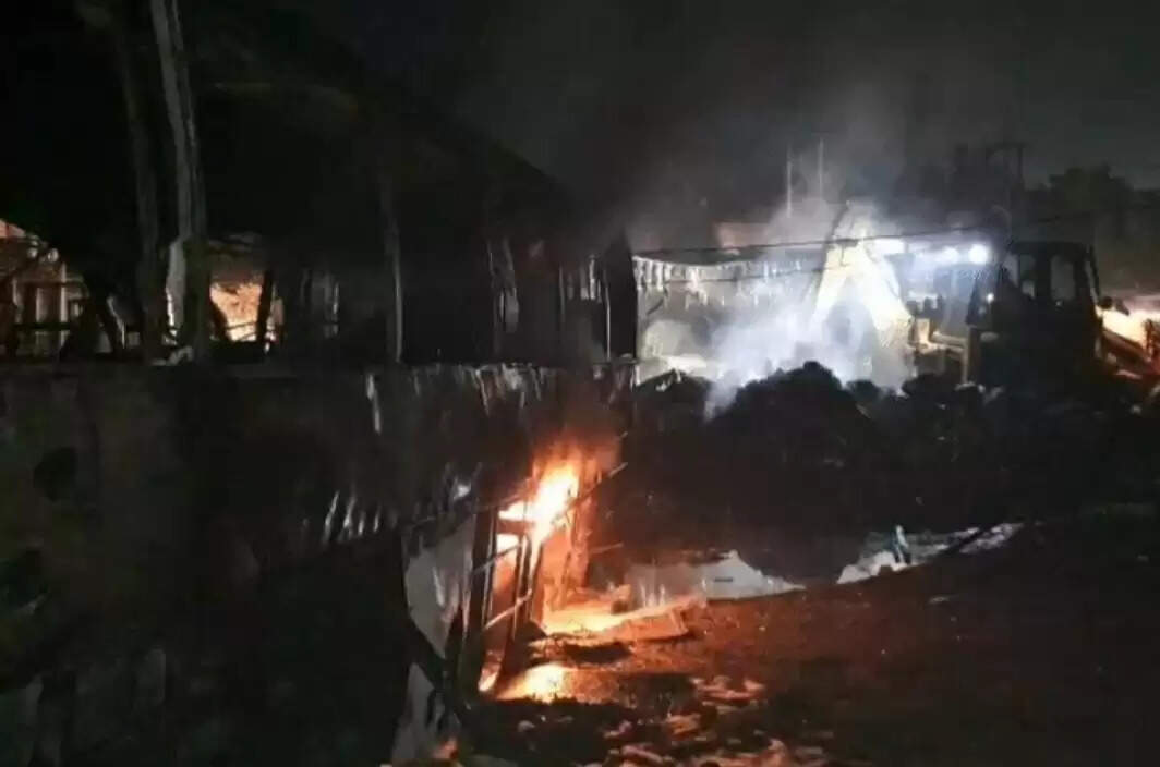 बलरामपुर में भीषण सड़क हादसा, आग का गोला बनी बस 2 की मौत, 24 घायल