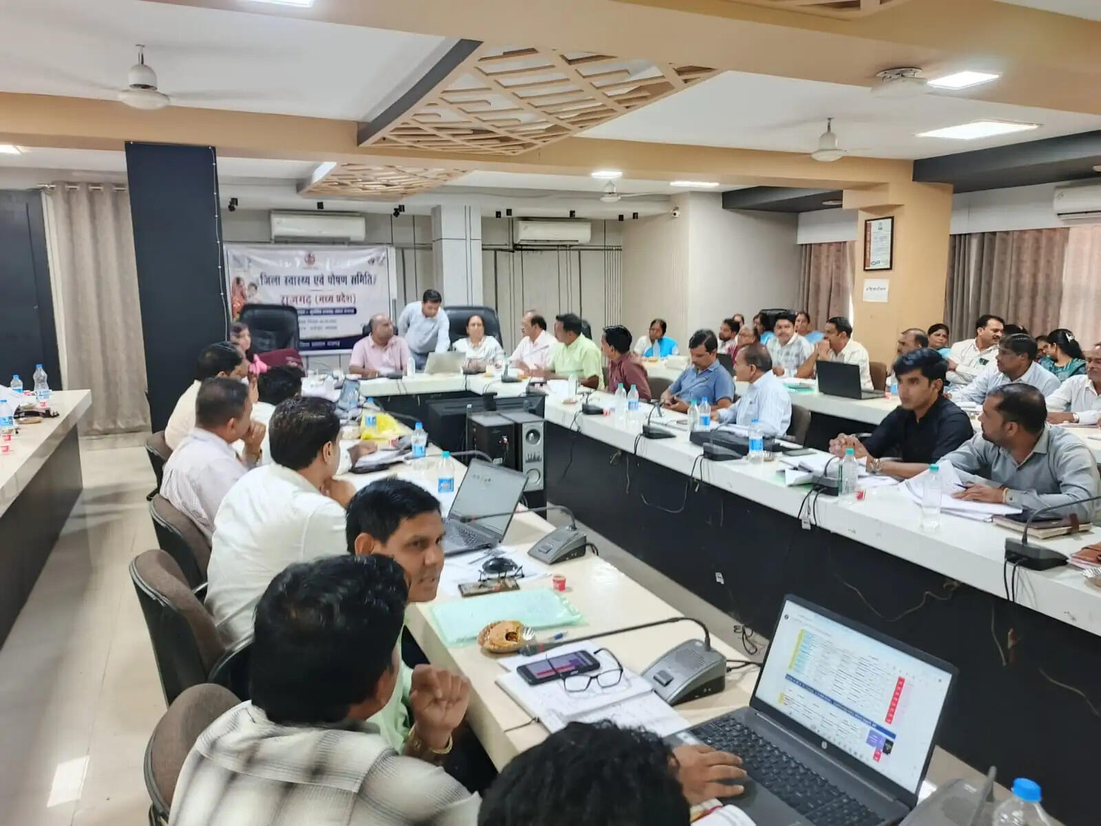 राजगढ़ः कलेक्टर ने की स्वास्थ्य योजनाओं की समीक्षा, लापरवाही पर जताई नाराजगी