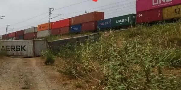 बड़ा रेल हादसा टला : तेज हवा से मालगाड़ी के कंटेनर पटरी से नीचे गिरे