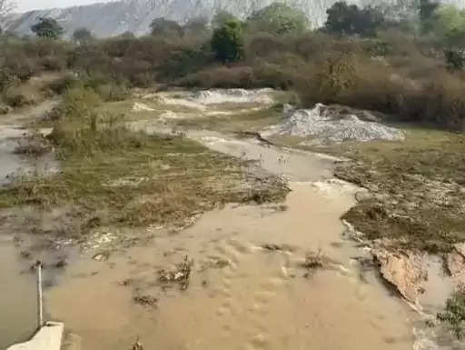 कोरबा : नहर का टूटा तटबंध, लाखों लीटर बह गया पानी