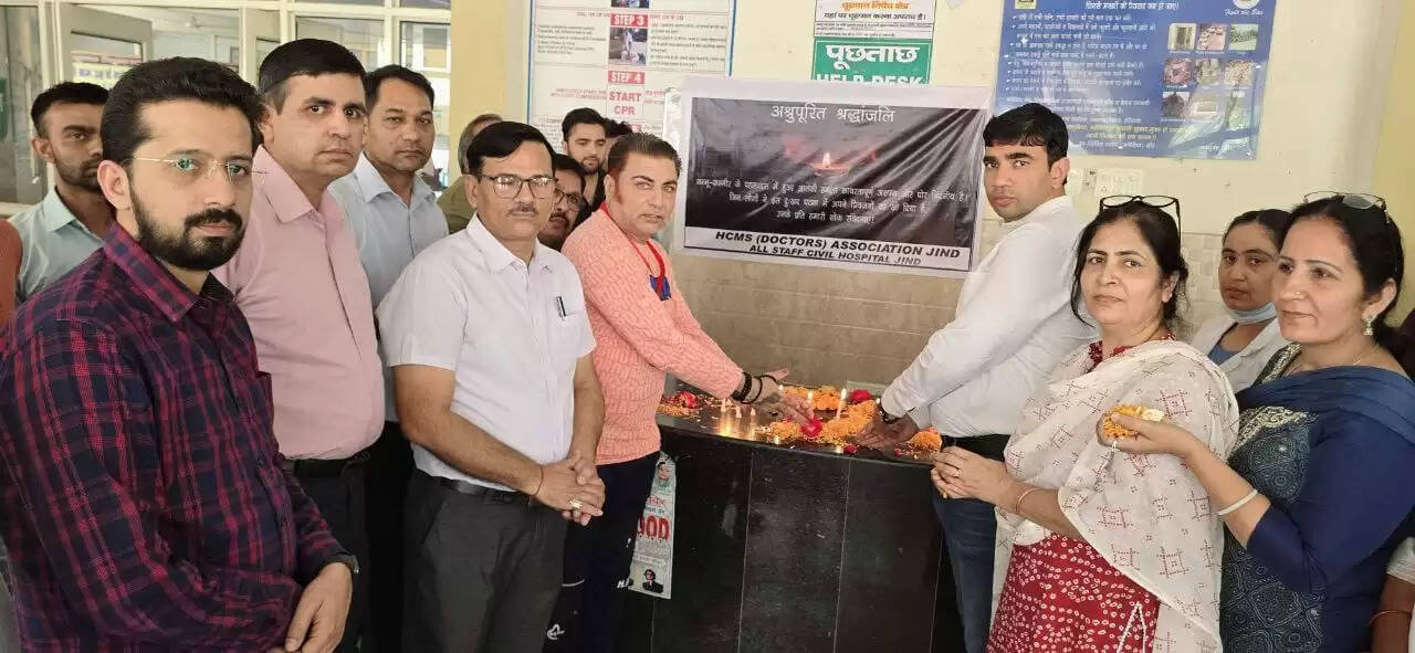 जींद : चिकित्सकों ने कैंडल मार्च निकाल दी पहलगाम के मृतकों को श्रद्धांजलि