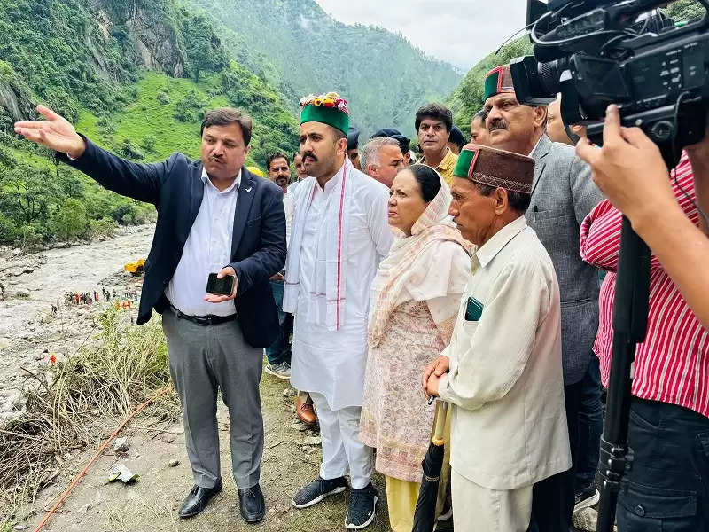 शिमला के बाढ़ प्रभावित समेज गांव में बनेंगे दो वैली ब्रिज, अतिरिक्त मशीनरी होगी तैनात: विक्रमादित्य सिंह