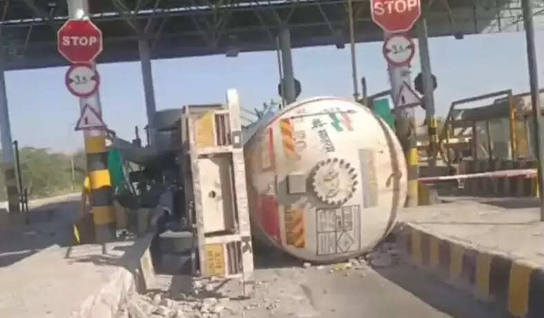 फलोदी में टोल प्लाजा पर पलटा गैस टैंकर, हडक़ंप मचा