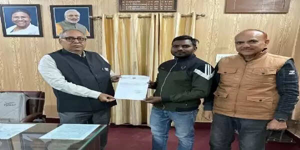 सांख्यिकी अधिकारी पद पर चयनित पूर्व छात्र को किया सम्मानित