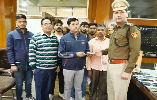 सोनीपत साइबर सेल ने 27 गुम मोबाइल बरामद कर लौटाए