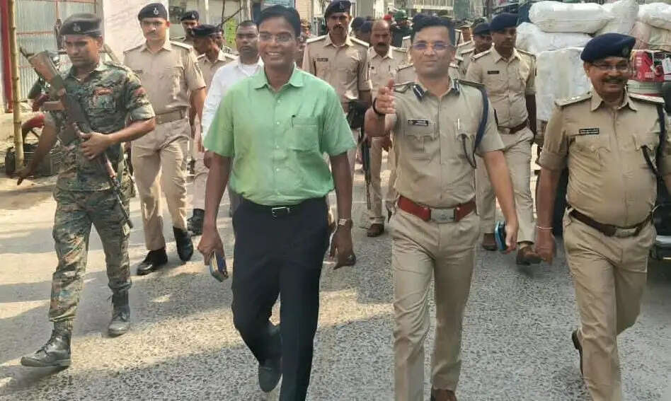 दुर्गा पूजा को लेकर प्रशासन अलर्ट, 450 स्थानों पर सुरक्षा के पुख्ता इंतजाम