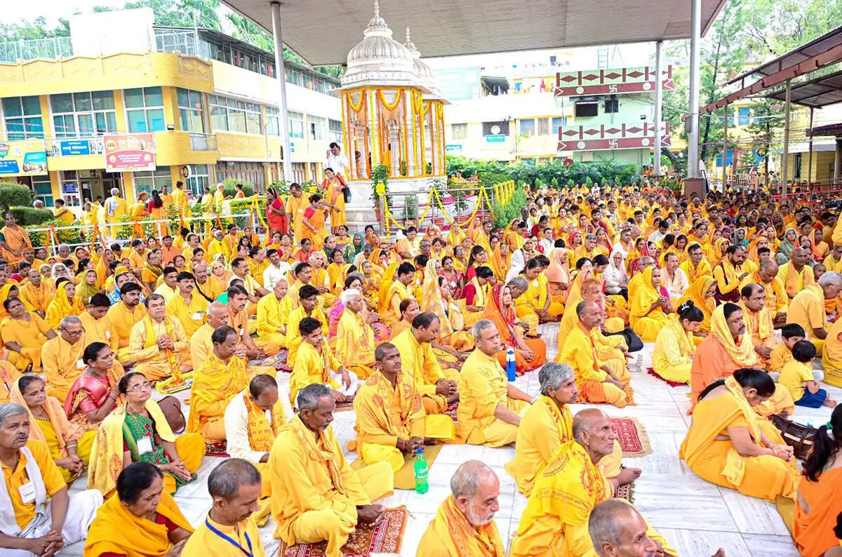 शांतिकुंज में श्रद्धा व उत्साह के साथ मनाया गया गुरुपूर्णिमा पर्व, साधकों ने ली गुरुदीक्षा