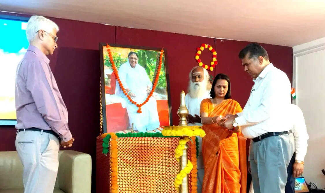 योग और पंचकर्म से असाध्य रोगों का समाधान संभव: कुलपति