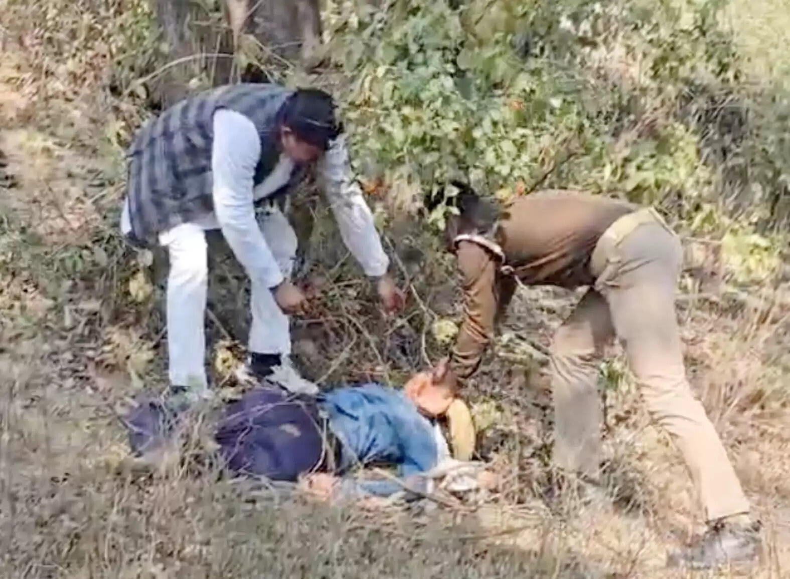 चित्रकूट कलेक्ट्रेट की बाउंड्री के पीछे पेड़ पर एक युवती ने लगाई फांसी