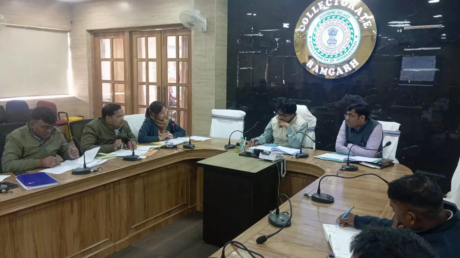 सभी विद्यालयों में पेयजल और शौचालय की सुविधा हो बहाल : डीसी