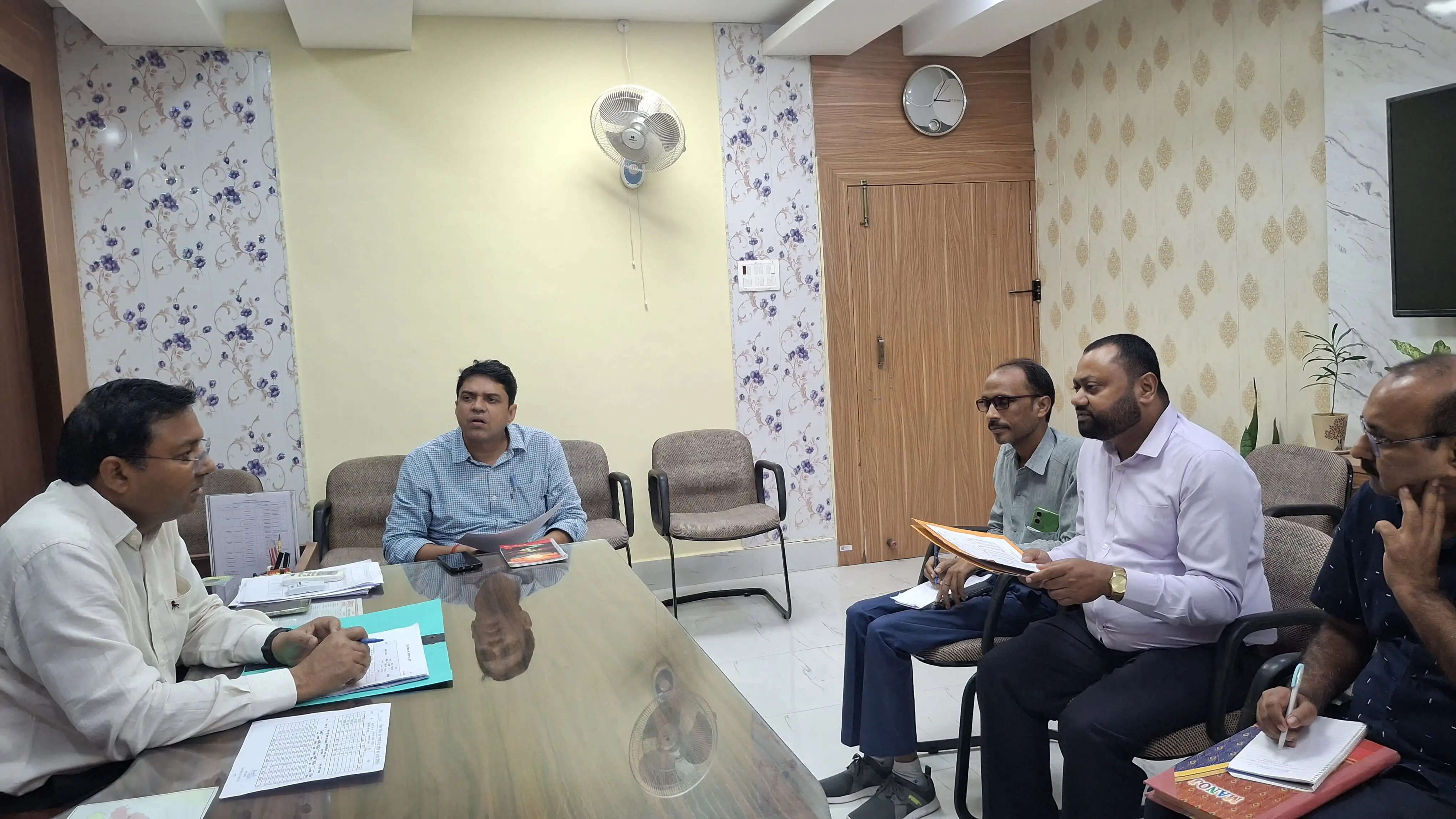 महाविद्यालयों व मदरसों में काउंसलिंग कर युवाओं को योजनाओं से जोड़ें : डीडीसी