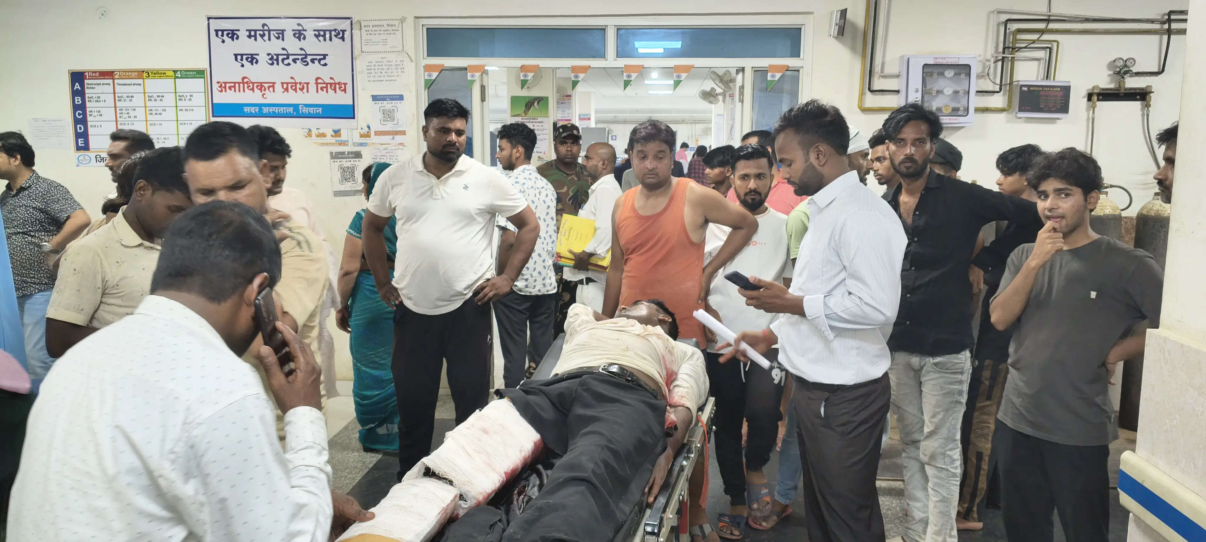 बिना रेफर किए घायलों को उठाकर ले जाने लगे निजी एंबुलेंस चालक, परिजनों के हंगामे के बाद भागे