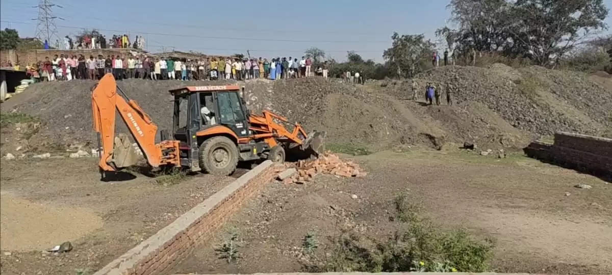 नई सराय की सरकारी जमीन से हटाया अतिक्रमण, चला बुलडोजर