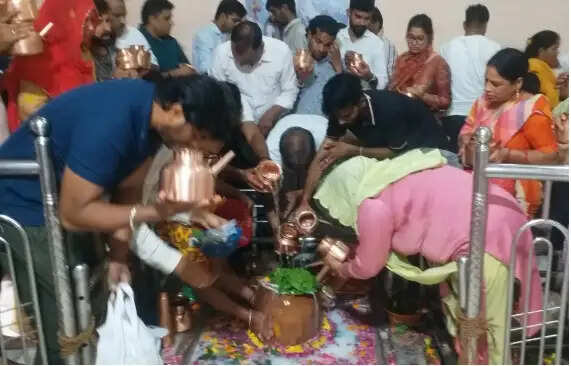 श्रावण के प्रथम दिन शिवालयों में उमड़ा आस्था का सैलाब