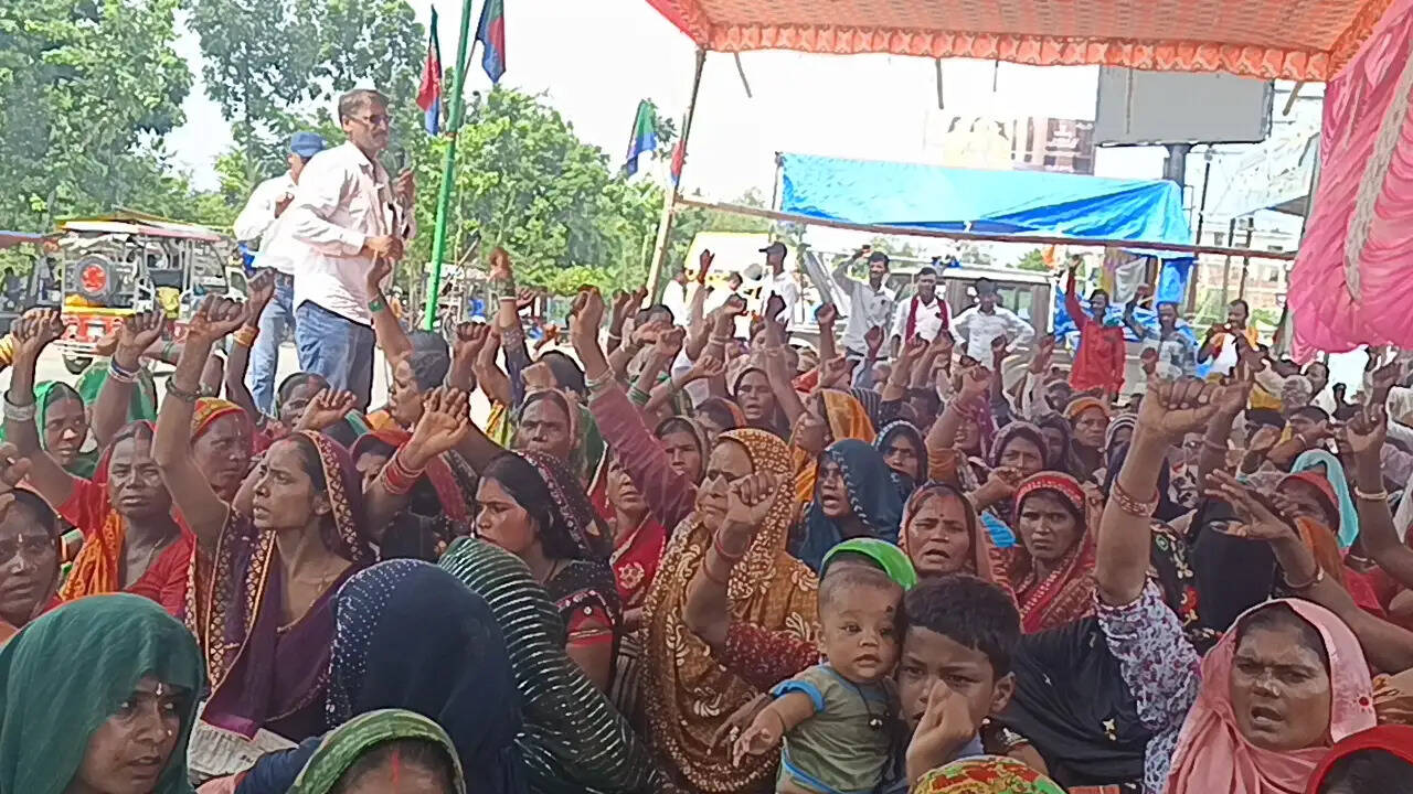 कोसी बाढ़-कटाव पीड़ितों के सवाल पर कोसी नव निर्माण मंच का धरना