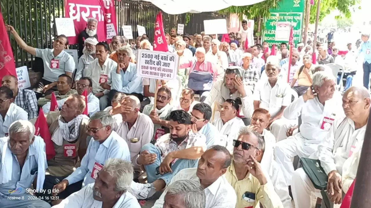 निजीकरण के विरोध में सड़क पर उतरे रोडवेज कर्मचारी