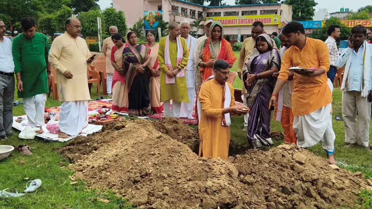 लखनऊ : भूकंपरोधी तकनीक से बनेगा सरस्वती शिशु मंदिर का नवीन भवन, भूमि पूजन कर रखी गयी आधारशिला