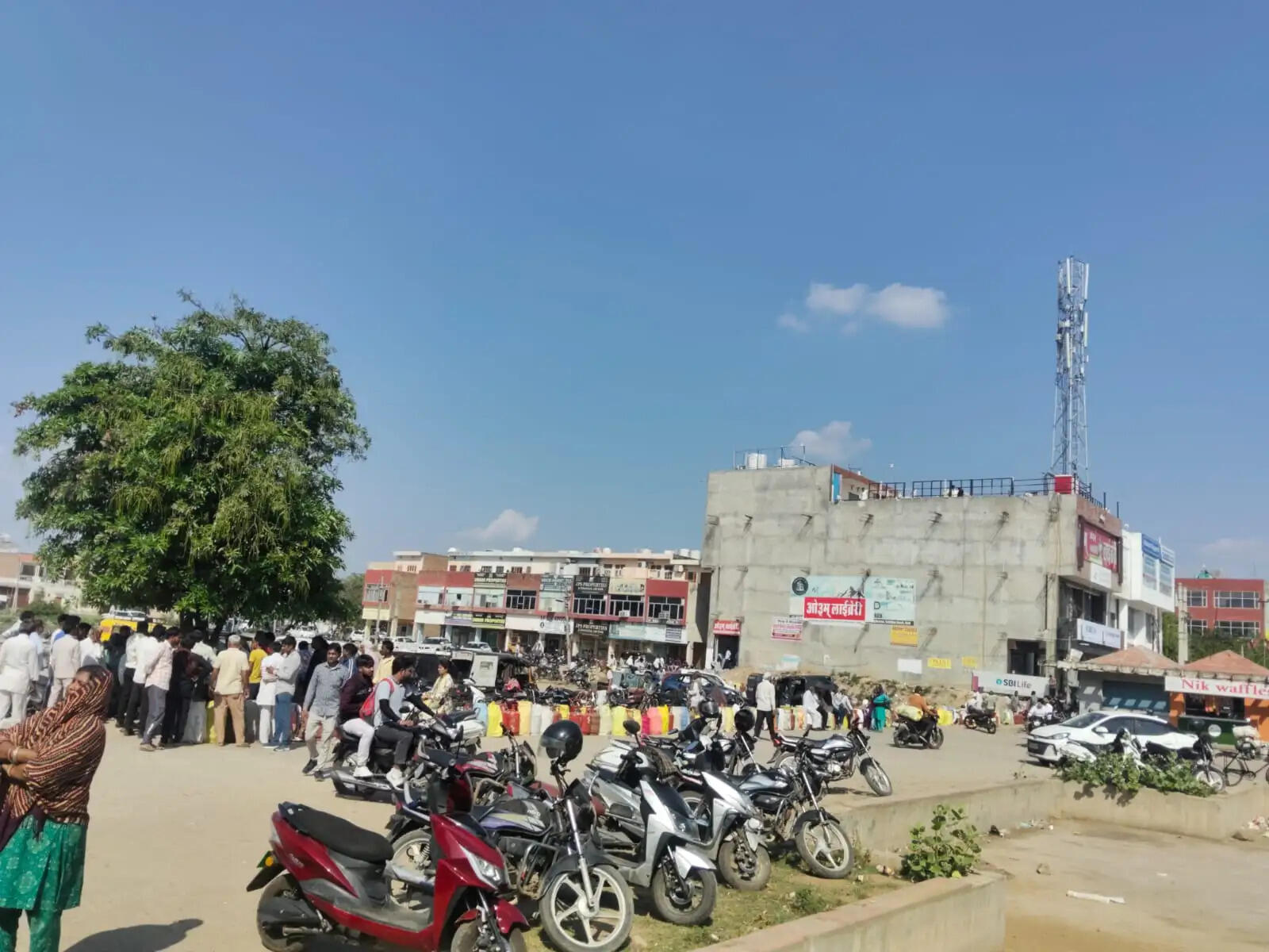 जींद : गैस सिलेंडर न मिलने से गुस्साए उपभोक्ताओं ने लगाया जाम