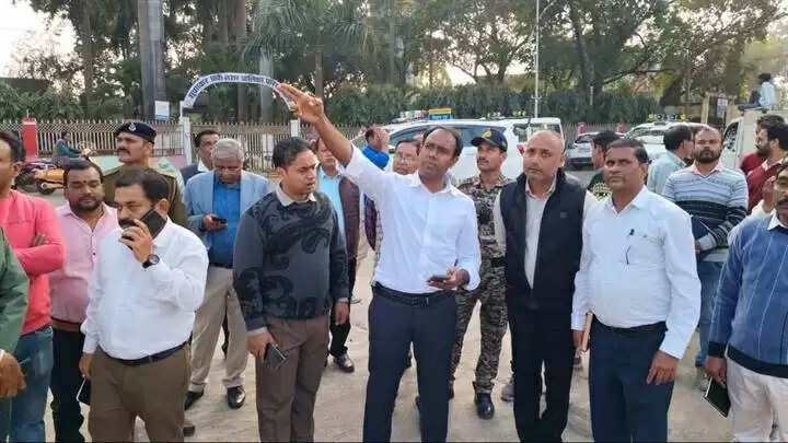 सागरः कलेक्टर बने शिक्षक, स्कूल पहुंचकर ली हाजिरी, सवालों के सही उत्तर पर बच्चों को दी चॉकलेट