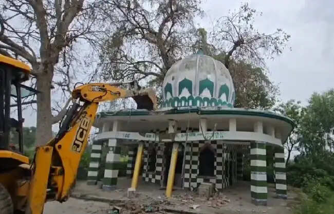 ऊधमसिंह नगर में सरकारी ज़मीन से एक अवैध मज़ार हटाई गई