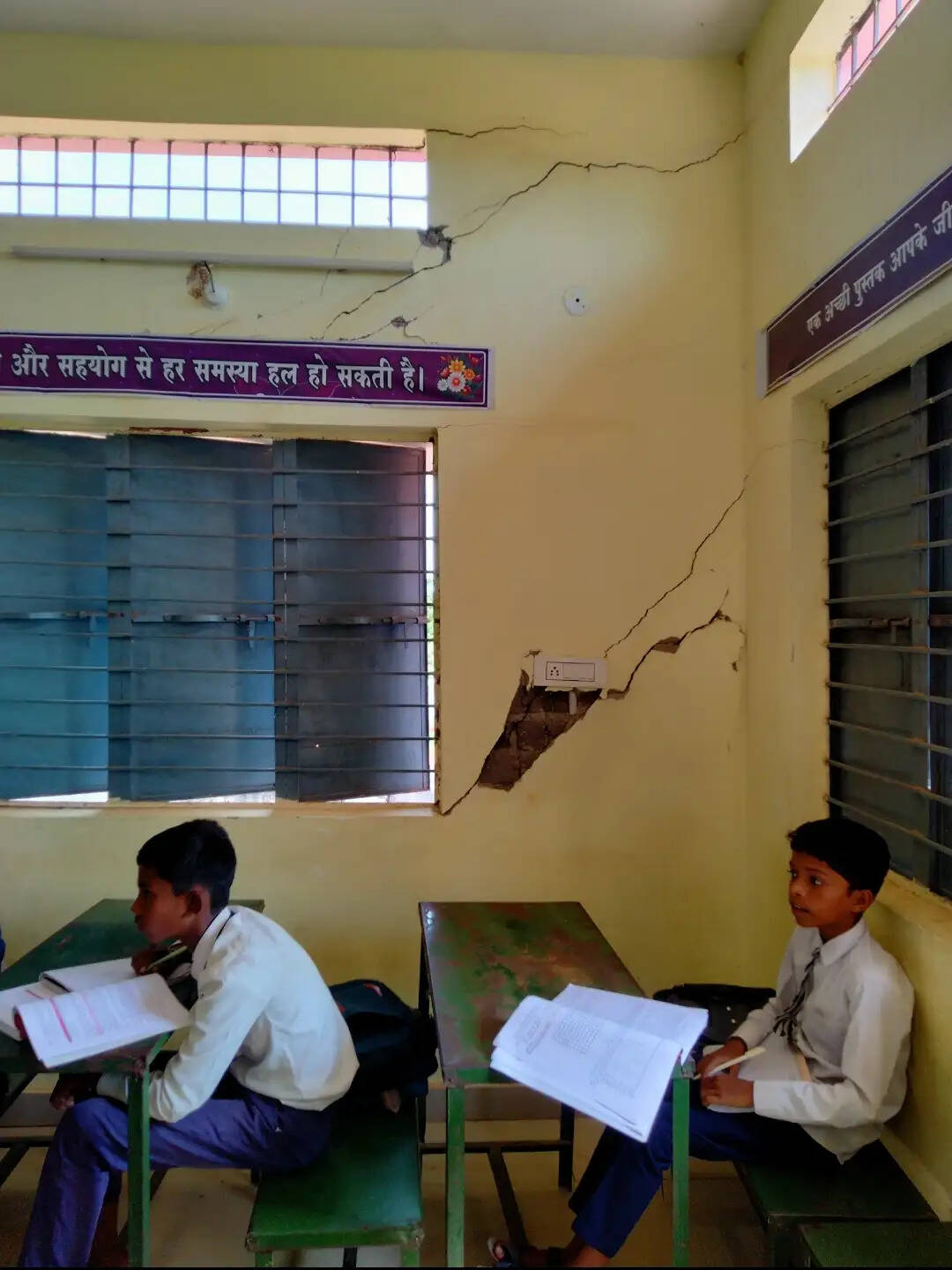 24 लाख की लागत से बना स्कूल भवन, दो साल में ही जर्जर दीवारों में गहरी दरारें
