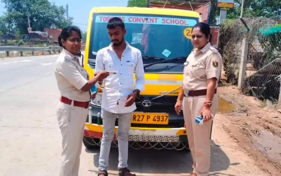 बिहार के नवादा में बच्चो की सुरक्षा को लेकर स्कूली वाहनों पर जुर्माना
