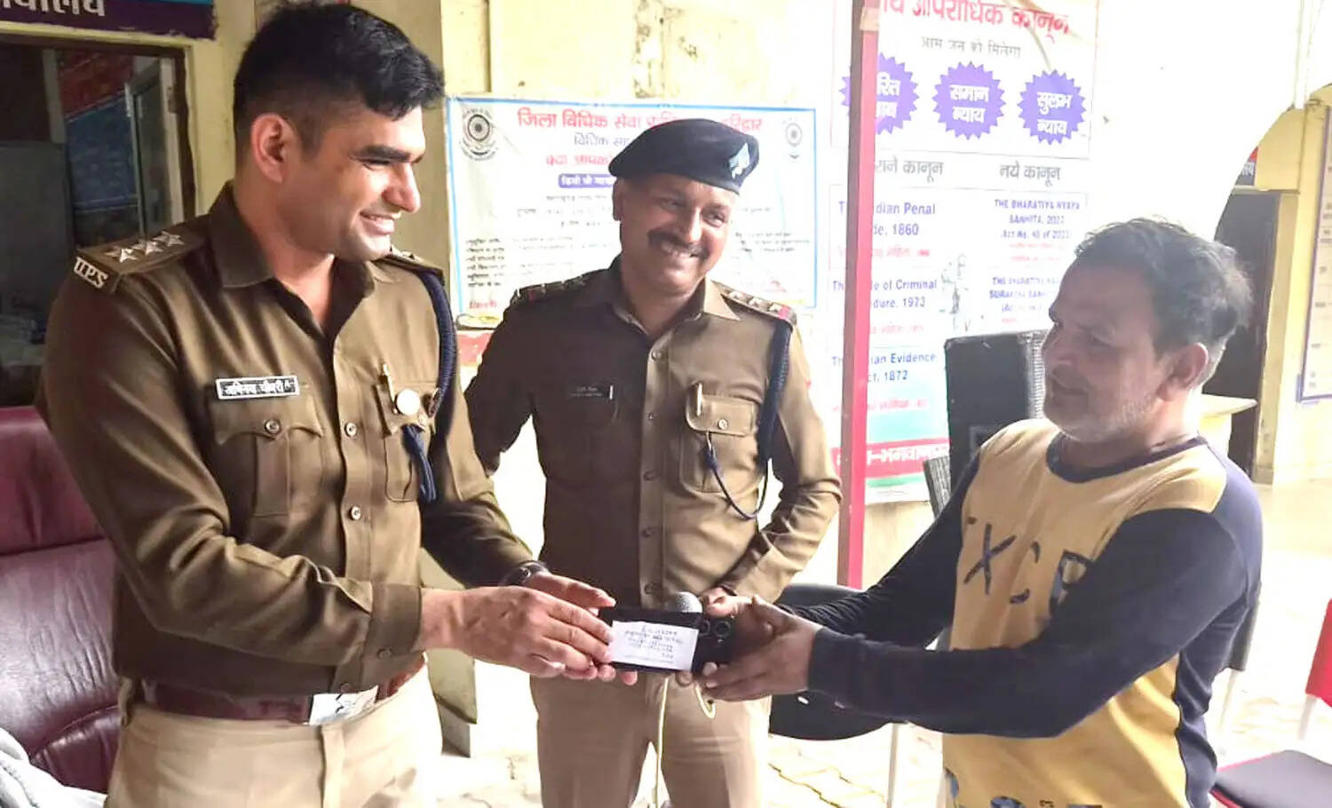 गुम हुए मोबाइल स्वामियों को लौटाए