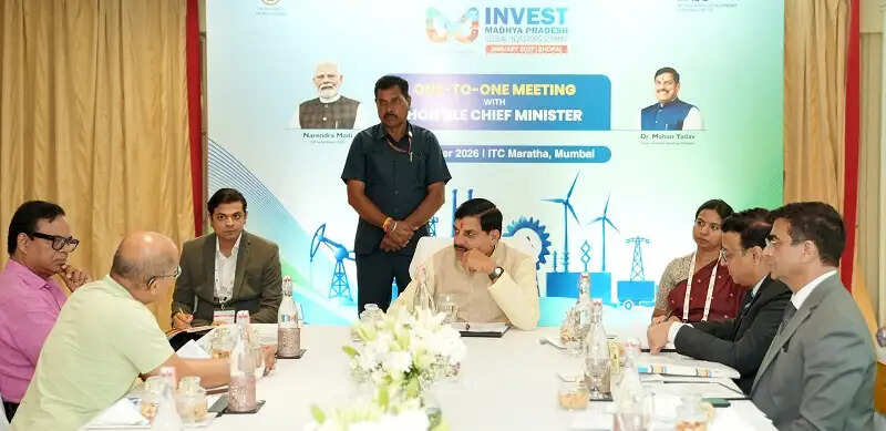मप्र के मुख्यमंत्री ने मुम्बई में वस्त्र, उच्च शिक्षा, उर्वरक व फार्मा क्षेत्र के उद्योगपतियों से की वन टू वन चर्चा
