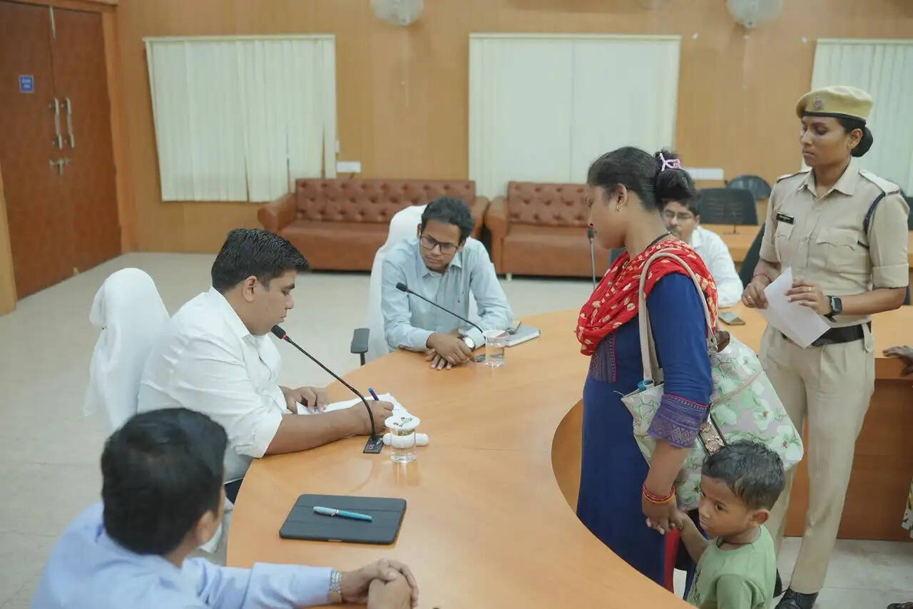 जनदर्शन में बच्चों की शिक्षा से लेकर किसानों की समस्याओं पर कलेक्टर ने दिए त्वरित कार्रवाई के निर्देश
