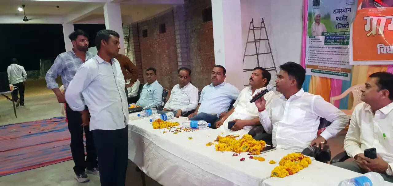 विधायक ने की रात्रि चौपाल, सुनी जन समस्याएं