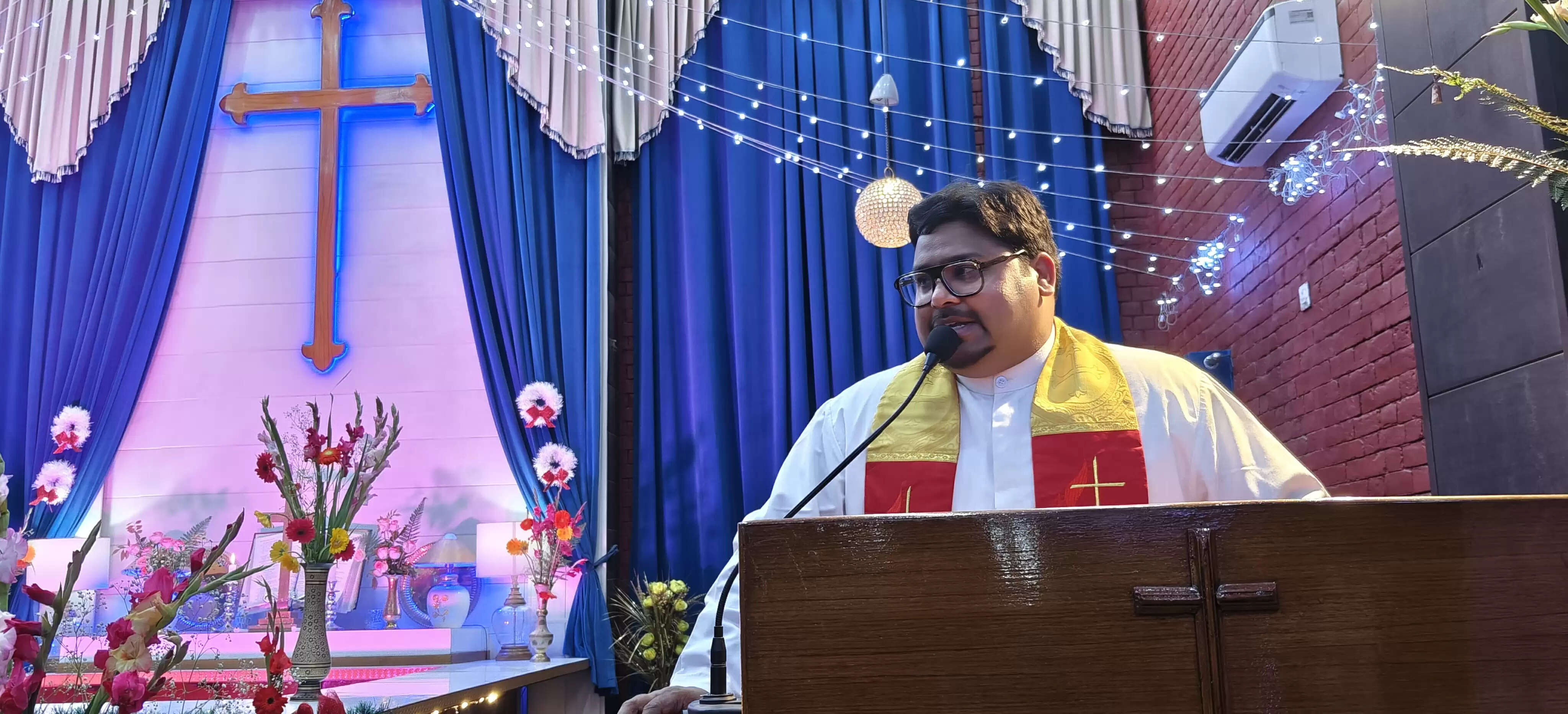 चरनी में देखो पैदा हुआ मरियम का राज दुलारा... रात के 12 बजते ही हैप्पी क्रिसमिस से गूंजे चर्च