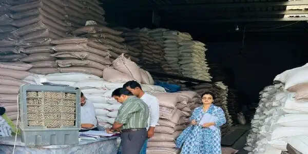 इंदौर: चॉकलेट फैक्ट्री में मिला निर्धारित सीमा से 375 क्विंटल अधिक शक्कर का स्टॉक, जब्त