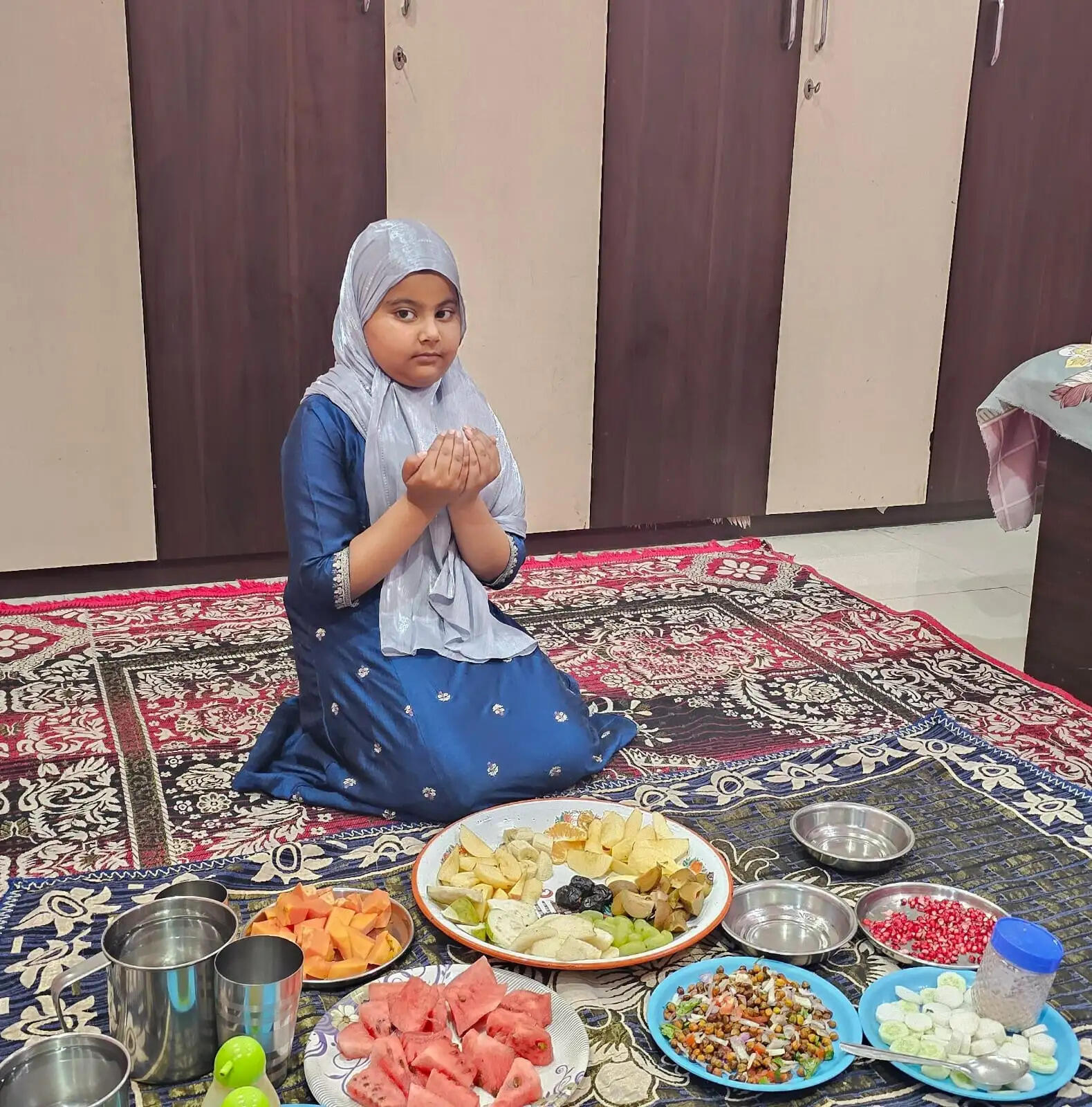 रमजान में सात वर्ष की नन्ही रुमैसा इबादत कर मांग रही सुख शांति की दुआ