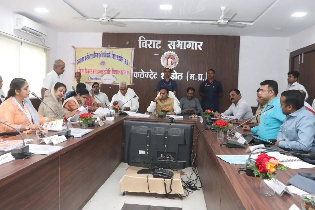 निर्माणाधीन कार्यों को समय पर पूर्ण कर जनप्रतिनिधियों से कराएं लोकार्पण : उप मुख्यमंत्री&nbsp;शुक्ल