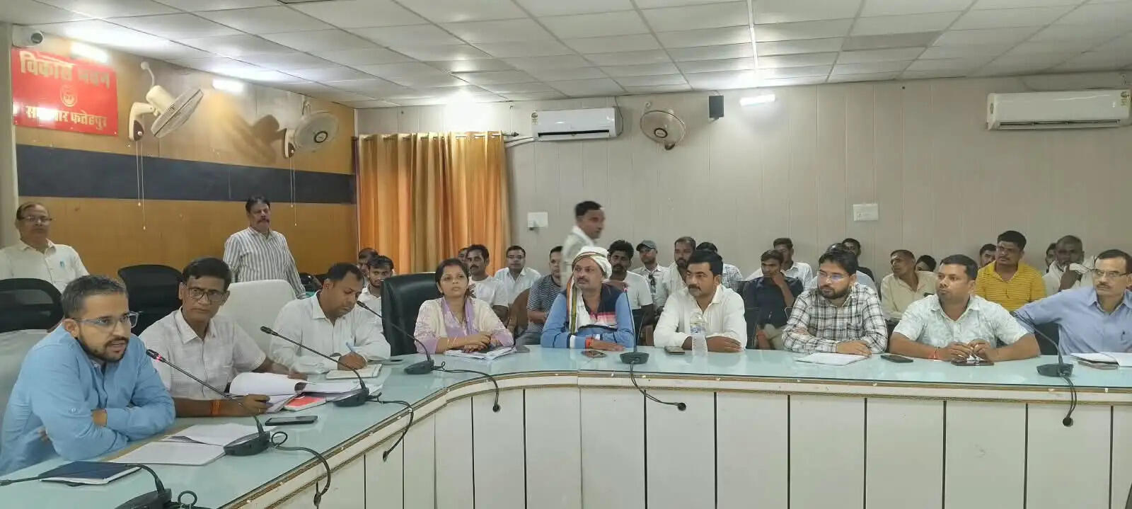 फसल अवशेष जलाने की रोकथाम को लेकर सीडीओ की अध्यक्षता में हार्वेस्टर स्वामियों की बैठक