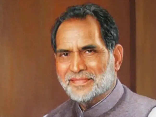 पूर्व प्रधानमंत्री चन्द्रशेखर को मुख्यमंत्री योगी आदित्यनाथ ने किया नमन