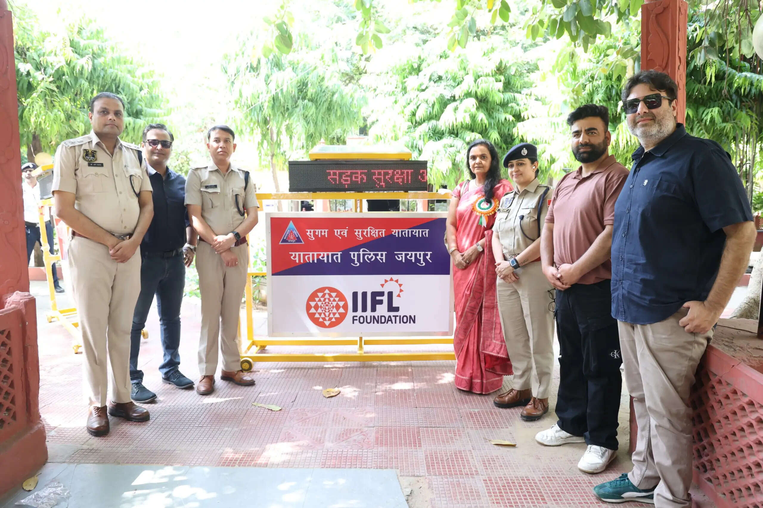 जयपुर ट्रैफिक पुलिस को मिले एलईडी डिस्प्ले और हाई-विजिबिलिटी फ्लैश लाइट्स के साथ बैरिकैड