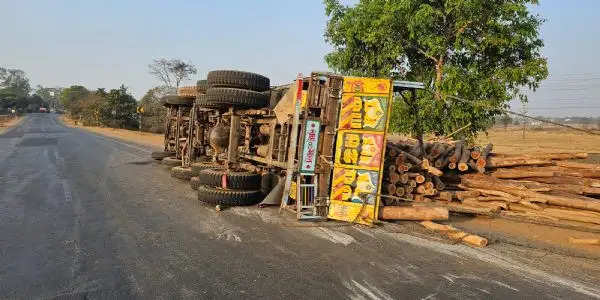 जगदलपुर : गंभीर हादसों के लिए विख्यात पंडरीपानी मोड़ में लकड़ियों से भरा ट्रक पलटा