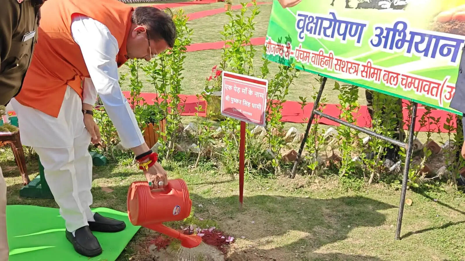 चम्पावत में ‘एक पेड़ माँ के नाम’ अभियान के तहत सीएम धामी ने किया पौधारोपण