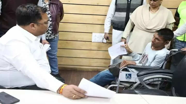 इंदौरः कलेक्टर की संवेदनशील पहल, दिव्यांग सुनील नई पहचान के साथ लौटा सम्मान की मुख्यधारा में