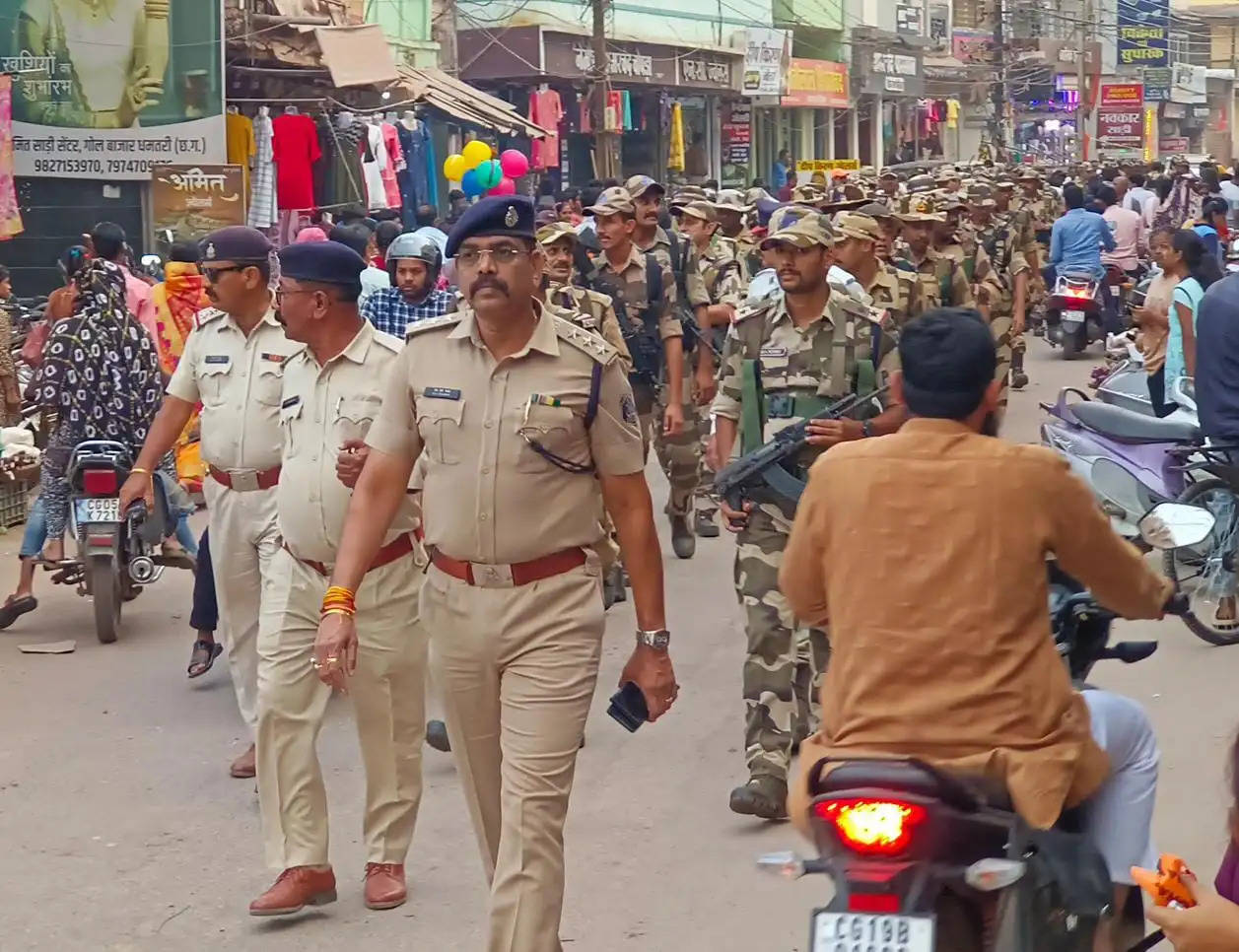 फ्लैग मार्च निकालकर पुलिस ने शांति बनाए रखने का संदेश दिया