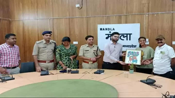 मंडलाः भारतीय टीम में चयन होने पर जिला प्रशासन ने किया क्रिकेटर शुचि उपाध्याय का सम्मान